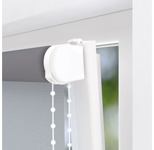 Detailní pohled na roletu u okna s ovládáním řetízkem.