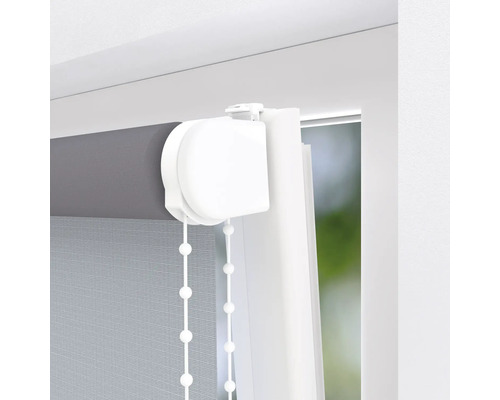 Detailní pohled na roletu u okna s ovládáním řetízkem.