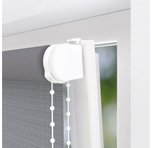 Šedá roleta s řetízkovým ovládáním na okně