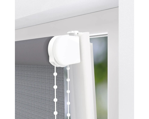 Šedá roleta s řetízkovým ovládáním na okně
