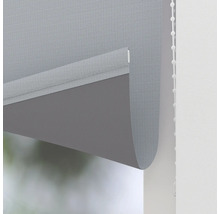 Šedá roleta s řetízkovým ovládáním pro dekoraci oken