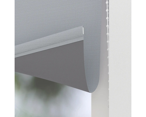 Šedá roleta s řetízkovým ovládáním pro dekoraci oken