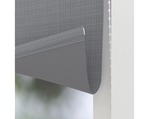 Šedá roleta s řetízkovým ovládáním pro dekoraci oken