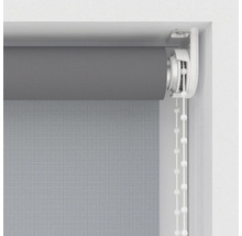 Šedá roleta s řetízkovým ovládáním pro dekoraci oken