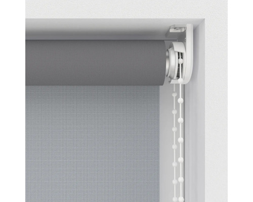 Šedá roleta s řetízkovým ovládáním pro dekoraci oken