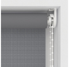 Šedá roleta s řetízkovým ovládáním v okenním rámu