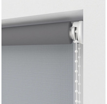 Šedá roleta s řetízkovým ovládáním pro dekoraci oken