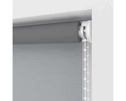 Šedá roleta s řetízkovým ovládáním pro dekoraci oken