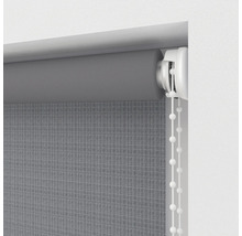 Šedá roleta s řetízkovým ovládáním pro dekoraci oken