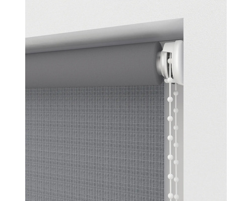 Šedá roleta s řetízkovým ovládáním pro dekoraci oken
