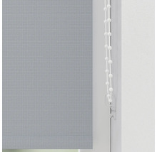 Šedá látková roleta s řetízkovým ovládáním pro dekoraci oken