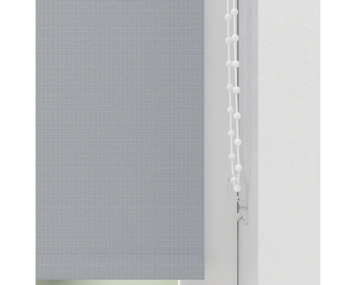 Šedá látková roleta s řetízkovým ovládáním pro dekoraci oken