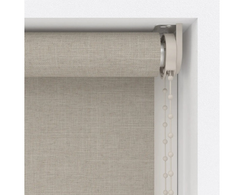 Roleta v okně pro regulaci světla