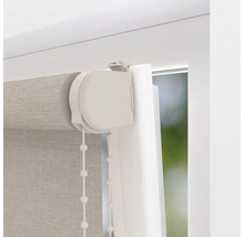 Detailní pohled na roletu s řetízkovým ovládáním pro dekoraci oken