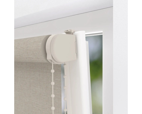 Detailní pohled na roletu s řetízkovým ovládáním pro dekoraci oken