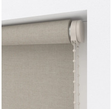 Roleta s řetízkovým ovládáním u okna