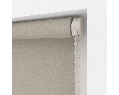 Roleta s řetízkovým ovládáním u okna