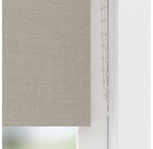 Béžové látkové rolety s řetízkovým ovládáním u okna