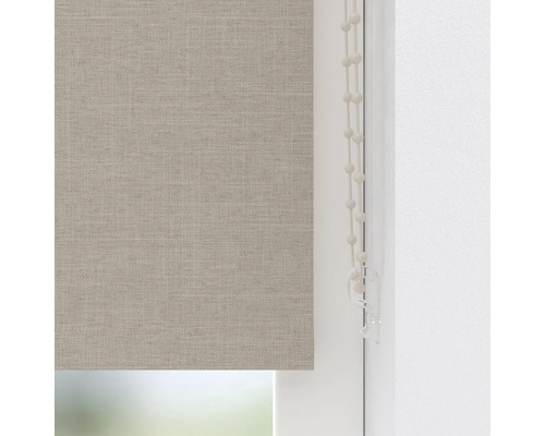 Béžové látkové rolety s řetízkovým ovládáním u okna