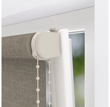 Detailní záběr rolety s řetízkovým ovládáním na okně