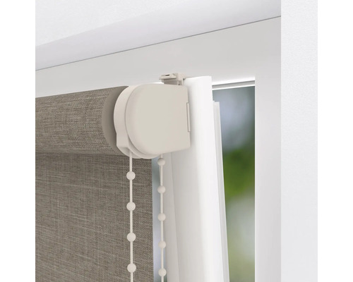 Detailní záběr rolety s řetízkovým ovládáním na okně