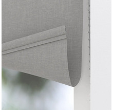 Částečně spuštěná šedá roleta