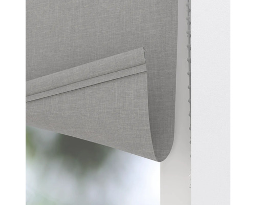 Částečně spuštěná šedá roleta