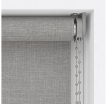 Šedá roleta s řetízkovým ovládáním v rámu okna