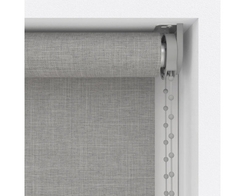 Šedá roleta s řetízkovým ovládáním v rámu okna