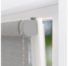 Detailní pohled na šedou roletu s řetízkovým ovládáním u okna