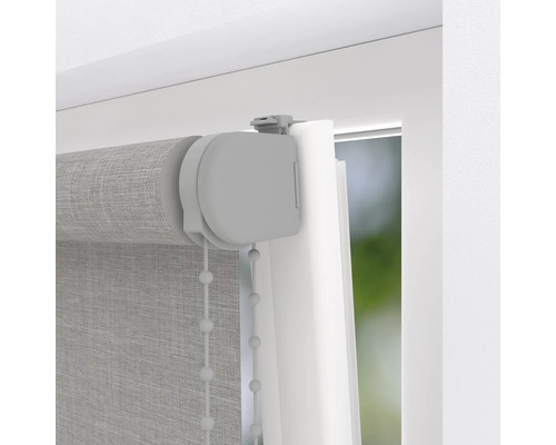 Detailní pohled na šedou roletu s řetízkovým ovládáním u okna