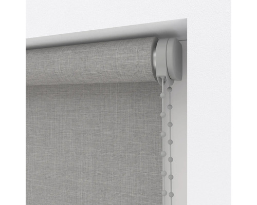Šedá roleta s řetízkovým mechanismem pro dekoraci oken