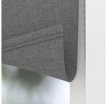 Šedá skládaná roleta pro dekoraci oken a ochranu soukromí.