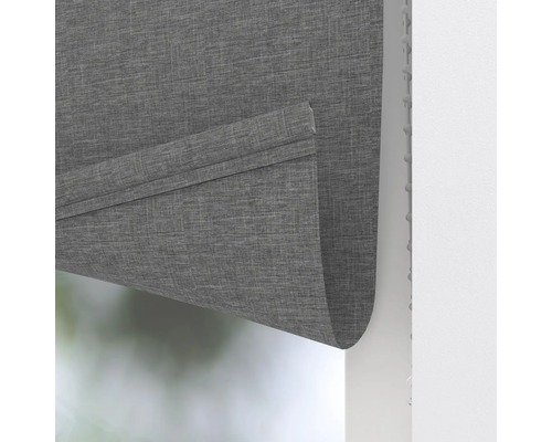 Šedá skládaná roleta pro dekoraci oken a ochranu soukromí.