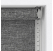 Šedá roleta s řetízkovým pohonem u okna