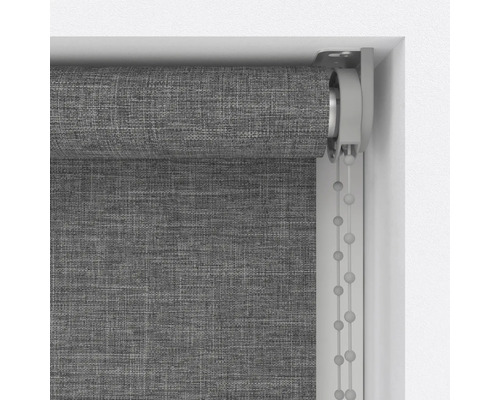 Šedá roleta s řetízkovým pohonem u okna