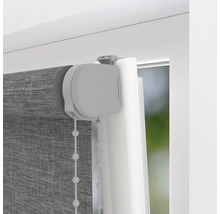 Detailní pohled na šedou roletu s řetízkovým ovládáním na okně