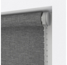 Šedá roleta s řetízkovým ovládáním pro dekoraci oken a ochranu proti slunci