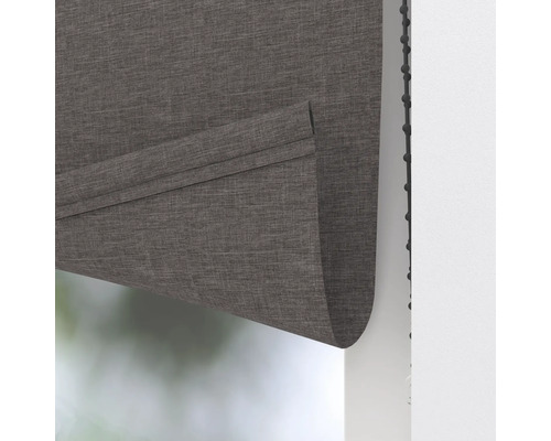 Detailní pohled na šedou skládanou roletu s řetízkovým ovládáním