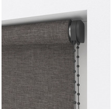 Detail šedé rolety v okně