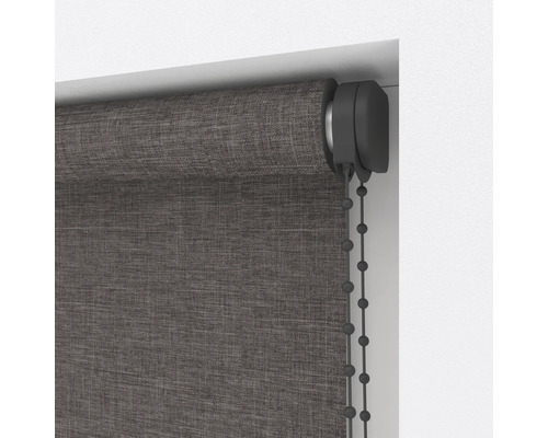 Detail šedé rolety v okně