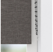 Šedá roleta v okně s ovládacím řetízkem