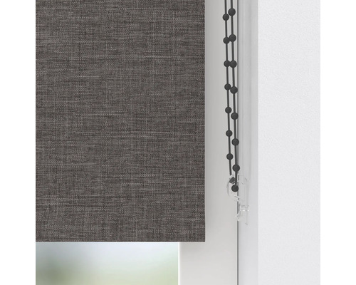 Šedá roleta v okně s ovládacím řetízkem