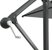 Detailní pohled na slunečník s klikovým mechanismem a logem Soluna