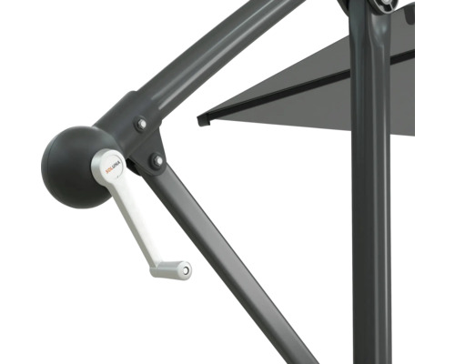 Detailní pohled na slunečník s klikovým mechanismem a logem Soluna