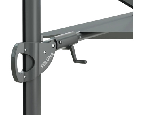 Detailní záběr slunečníku s klikovým mechanismem a logem Soluna