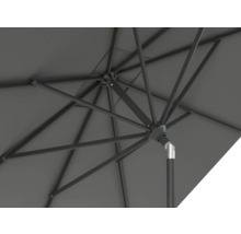 Detailní pohled na slunečník zobrazující vzpěry a mechanismus