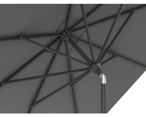 Detailní pohled na slunečník zobrazující vzpěry a mechanismus