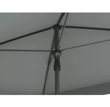 Detailní pohled zespodu na slunečník s žebry a tyčí