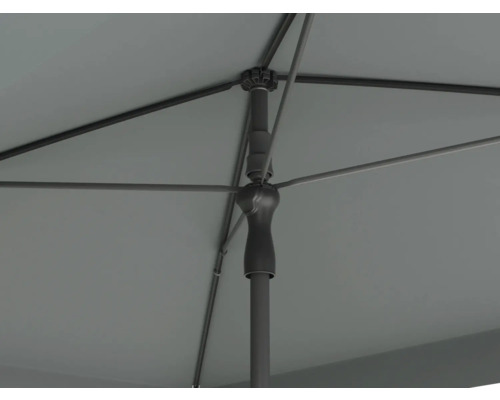 Detailní pohled zespodu na slunečník s žebry a tyčí